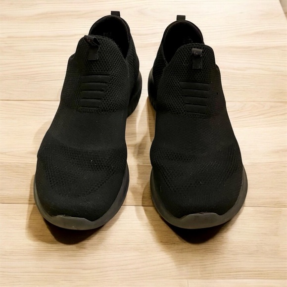 Skechers Air Cooled Memory Foam Shoes in Black.  Size 10 - Picture 2 of 4